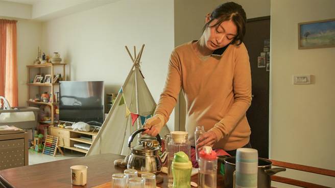 柯奂如在《火神的眼泪》中饰演无助的消防员眷属。（公视、myVideo提供）