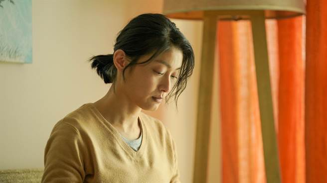 柯奂如在《火神的眼泪》中饰演无助的消防员眷属。（公视、myVideo提供）