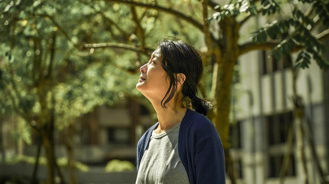 柯奂如在《火神的眼泪》中饰演无助的消防员眷属。（公视、myVideo提供）