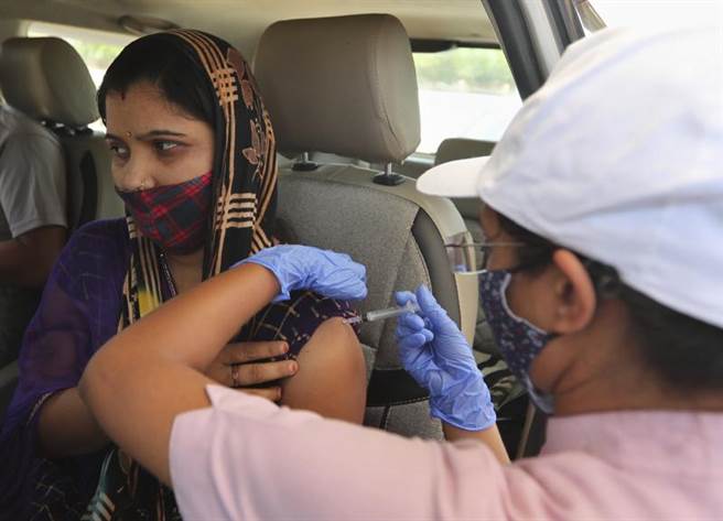 一名印度婦女在車中接種AZ疫苗。（圖／美聯社）