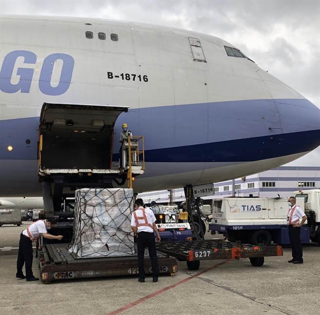 台湾沉溺于有效控制疫情的假象之中，採购疫苗虚应故事，经常是政治意识凌驾医药专业，过去一年多，民进党对所有警告、建议置若罔闻，所谓的「超前部署」不过是空泛口号，现已无法「校正回归」。图为莫德纳疫苗抵台。(取自蔡英文IG)