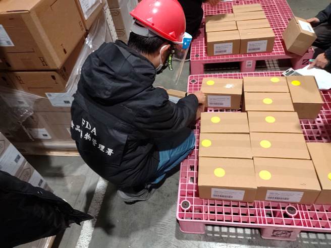 15万剂莫德纳已完成初步冷链查核与样品抽取。(图／食药署提供)