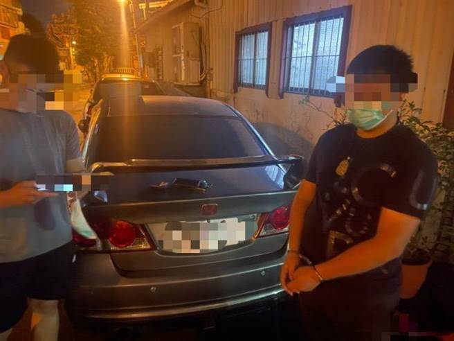 台南市警方27日晚间东区城东街一处民宅前，逮获正准备外出送货的姜姓毒品通缉犯，警方在他持有的鞋盒内发现装满咖啡包，事后验出为3级毒品MDMA。（读者提供／程炳璋台南传真）