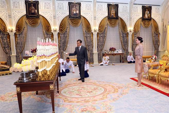 睽違1個月的泰王正式亮相，粉碎病危的謠言。(圖/泰國皇室推特)