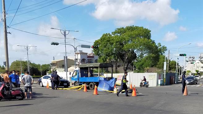 嘉义县朴子市今天发生一起机车与小货车车祸，机车骑士当场死亡。（翻摄照片／张亦惠嘉县传真）