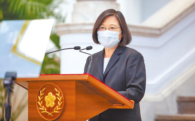 针对蔡英文执政5周年，国民党进行民调总体检，文传会主委王育敏表示，民意给蔡英文整体施政打了不及格且死当的4.88分。（总统府提供）