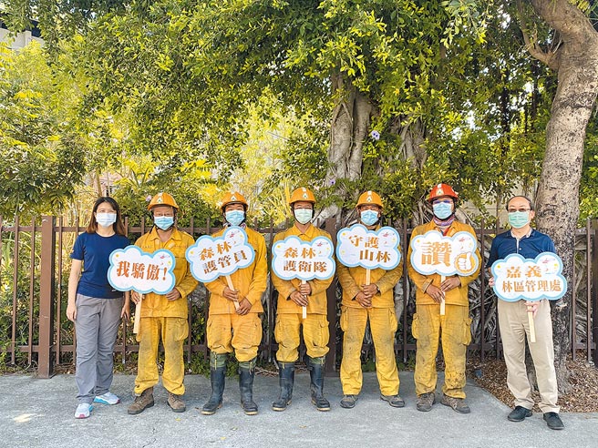 嘉义林管处处长张岱（右一）与林政课长庄翠婷（左一）到机场迎接辛苦打火的护管员回家。（林务局提供／张亦惠嘉县传真）