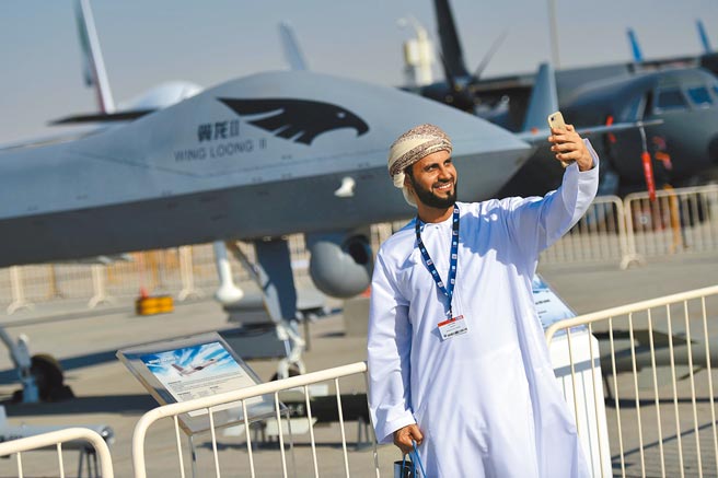 阿联与中国在军事方面的合作，已引起美国五角大厦关切。图为在阿拉伯联合大公国杜拜2017年的航展上，一名参观者在中国制造的「翼龙」无人机全尺寸模型前自拍。 （新华社）