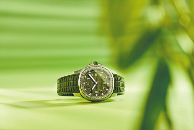 百達翡麗再掀綠面表風潮，新款Aquanaut Luce Ref.5267/200A卡其綠女表令人驚豔，58萬6000元。（Patek Philippe提供）