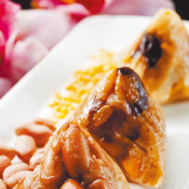 远百Online「晶华酒店 晶华三元及第粽礼盒」，12入，不同分店价格有异，原价880元、特价748元至836元。（远百提供）