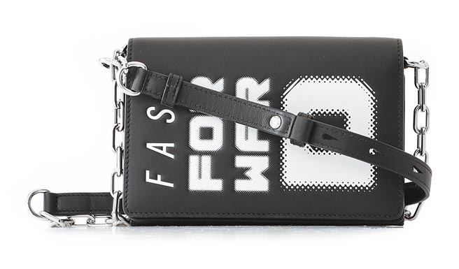 BREEZEONLINE「alexanderwang印花皮质肩背包」，原价1万8800元、特价5640元。（微风提供）