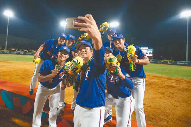 中华队原订要以业余好手为主体出征5抢1棒球资格赛，却因没有集训场地及考量国际疫情放弃。图为2018雅加达巨港亚运，以业余好手为主的中华成棒不但在预赛击败韩国，也拿到铜牌。（本报资料照片）