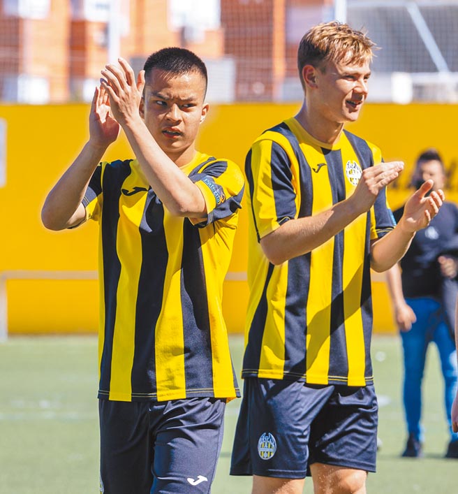 台湾足球小将袁永诚（左）获得生涯首张职业合约，加盟西乙B级的竞技拉里奥哈俱乐部。（袁永诚提供）