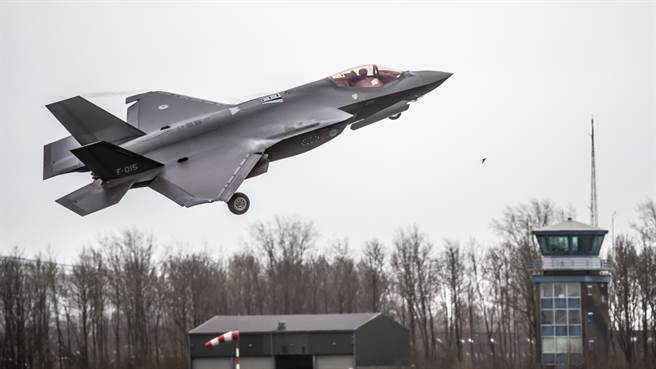 由于F-35发出的噪音高于F-16，荷兰吕伐登空军基地收到大量噪音投诉。图为荷军F-35。（图／吕伐登空军基地推特）