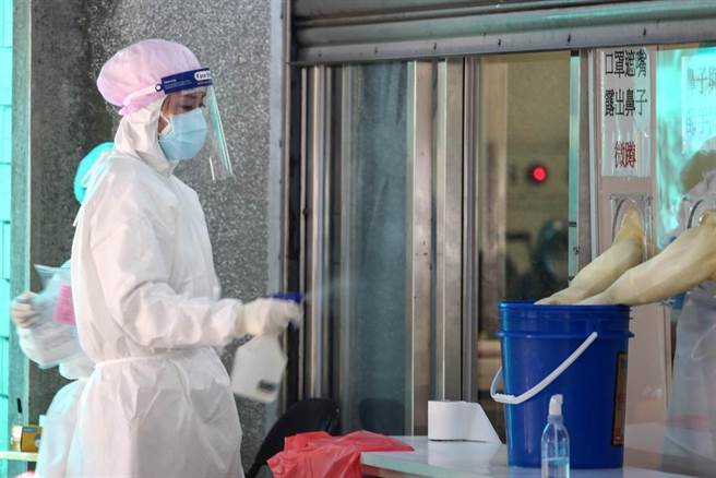 新加坡防疫医师林韦地指出台湾医疗资源与筛检量能都严重不足，指挥中心却不觉得是问题，他呼吁全台应尽快封城，换取医疗能量回復。(图／邓博仁摄)