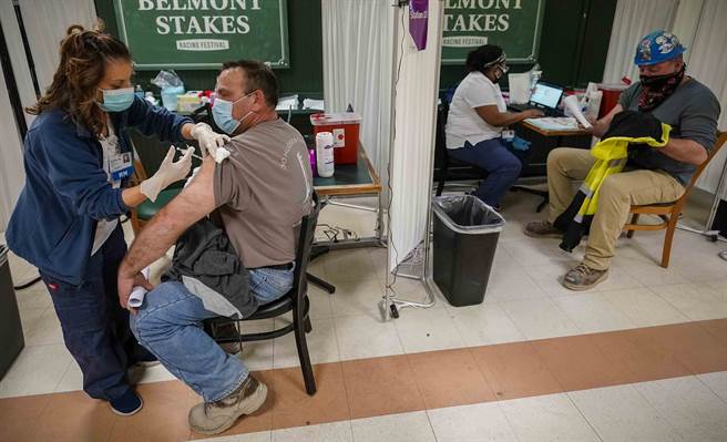 专家警告，大流行期间人们害怕在医院感染疫情，导致有病也拖着不去看，恐让其他疾病与医疗成本上升。(图/美联社)