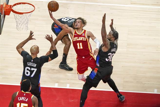 老鹰后卫崔杨突破尼克防守人墙，轻松单手挑篮取分。(美联社)