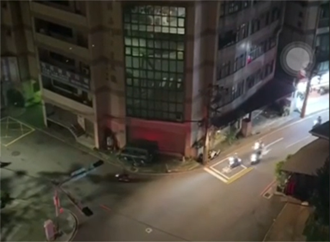 新北市中和區28日出現屁孩無視禁令，群聚飆車擾民。（圖／記者爆料網提供）