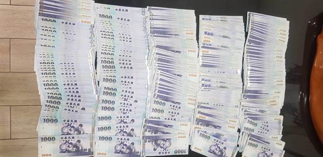 左营警方27日埋伏逮捕诈骗集团范姓车手，保住被害人的105万元新台币。（翻摄照片／林瑞益高雄传真）