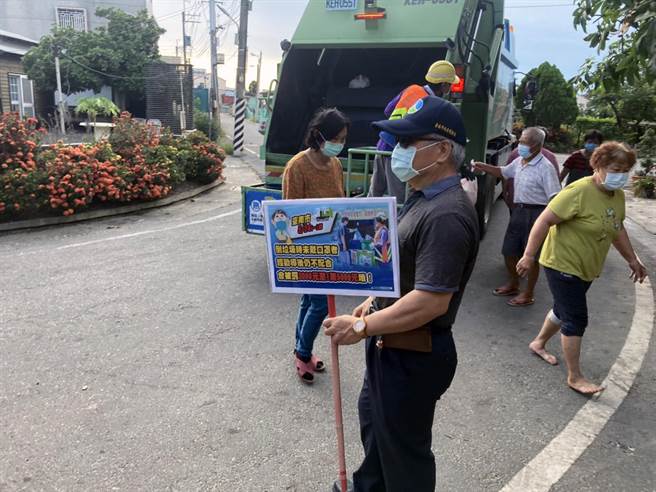 台南市政府環保局全局動員排班尾隨垃圾收運稽查，5天累計勸導近6000件，另告發239件移送市府衛生局裁處。（環保局提供／洪榮志台南傳真）