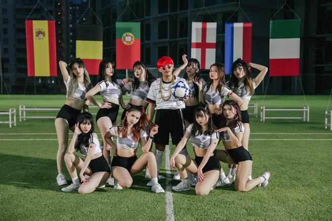 黄明志日前拍摄新歌〈You Know Who Is My Father〉MV。（亚洲通文创提供）