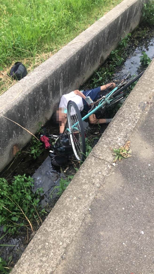 老翁騎自行車不慎掉入水溝，員警發現儘速協助老翁送醫。（姜霏翻攝）