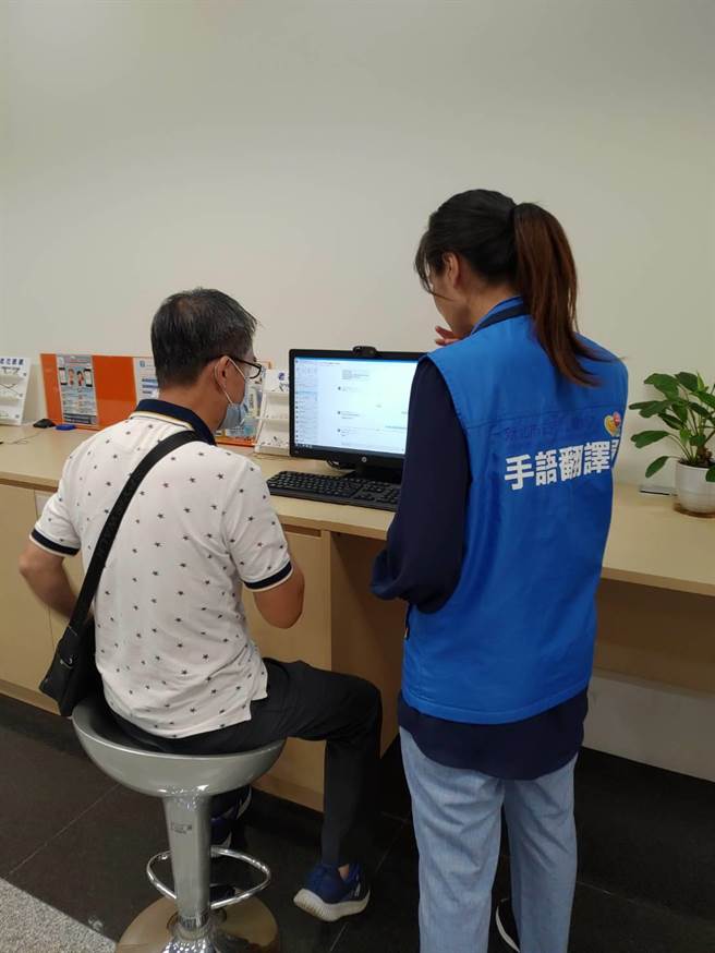 疫情升温，各级医疗院所都严格管制出入就诊规定，手译员无法陪同听障者就诊。新北市社会局与与中华民国聋人协会研拟推出「视讯手语服务」，运用视讯手译解决陪诊需求。（中华民国聋人协会提供）