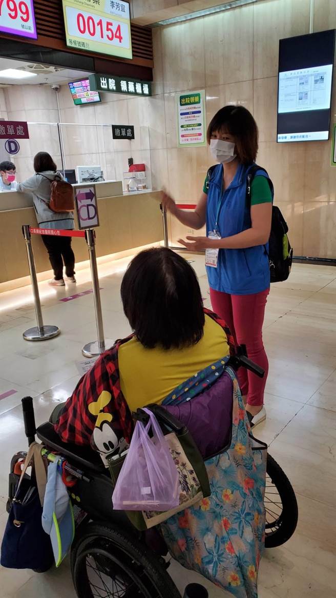 疫情升温，各级医疗院所都严格管制出入就诊规定，手译员无法陪同听障者就诊。新北市社会局与与中华民国聋人协会研拟推出「视讯手语服务」，运用视讯手译解决陪诊需求。（中华民国聋人协会提供）