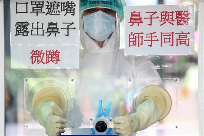 本土个案近日不断增加，双北医疗量能爆炸，指挥中心昨公布双北的空床数喊医疗量能足够，医师认为急诊的运作绝不能只看空床数。（示意图／邓博仁摄）
