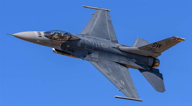 美國空軍F-16「毒蛇」（Viper）戰機的資料照。（達志影像/Shutterstock）