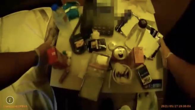 本土疫情持續延燒，政府三申五令要民眾非必要不要出門，更不要有群聚行為，但亂象依舊一堆，東港某汽車旅館27日甚至出現3男1女群聚拉K的不法情事。（警方提供／謝佳潾屏東傳真）