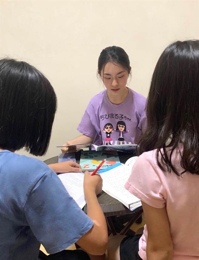 张于歆（中）在家当保母兼家教老师。（最佳娱乐提供）