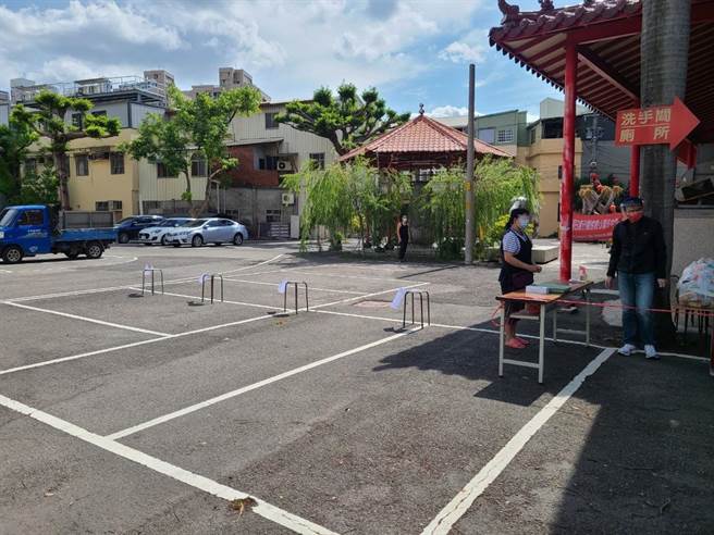 社会局配合全国寺庙及宗教场所「不开放入内」参拜规范，发放站移至「庙埕」或「室外符合社交距离」处发放物资，设置动线保持安全距离。 （台中市政府提供）