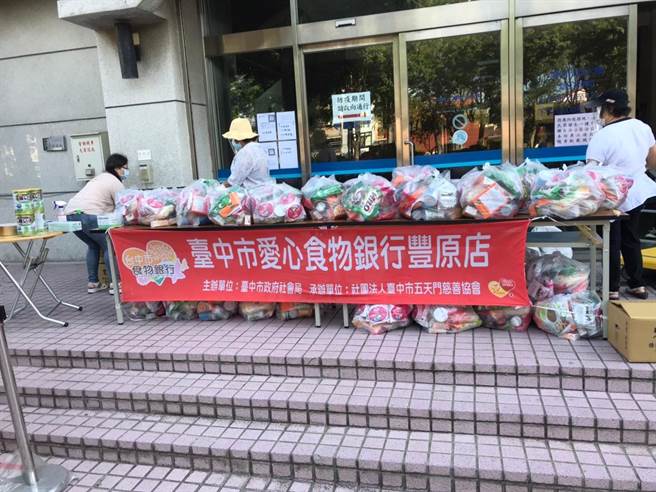 台中市于新冠疫情严峻时期，落实防疫分流发放确保爱心不断炊。（台中市政府提供）