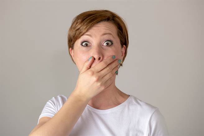 嘴破是重要警訊！這些自損免疫力NG行為，恐助病毒坐大成重症。(示意圖/Shutterstock)