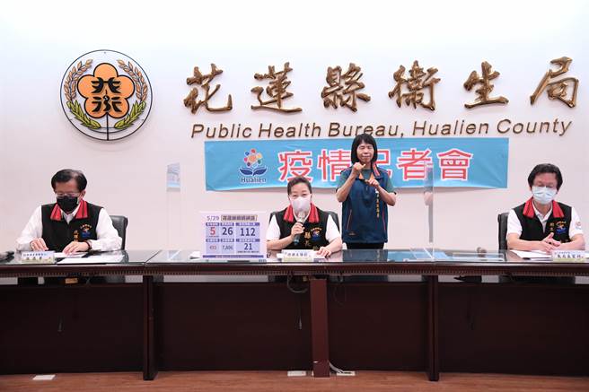 县长徐榛蔚（中）说明花莲新增5例，其中天佑帽行店家母子确诊，但实联制未落实，公布店名，急找接触者。（花莲县府提供／王志伟花莲传真)