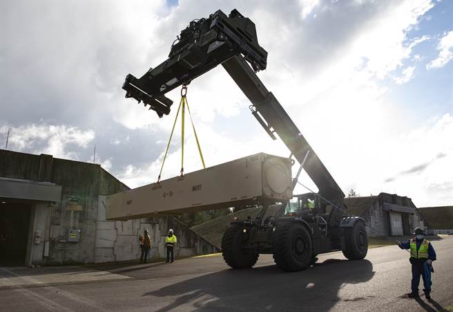 美海軍日前首次實測極音速飛彈的火箭發動機，未來可通用於海軍與陸軍的極音速飛彈上。圖為日前首批極音速飛彈的原型送抵陸軍。(圖/DVIDS)