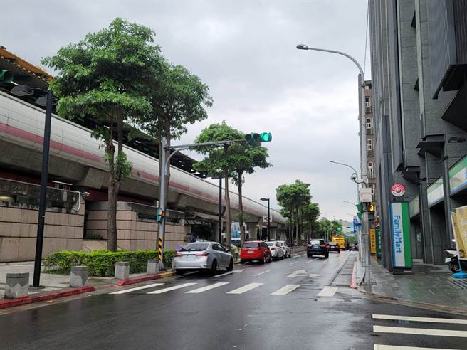 黄姓网友爆料，近日在唭哩岸捷运站，2度遇到同一男子诓骗身上没钱要借钱回家，不少网友指认该男「根本惯犯」。（照片/游定刚 拍摄）

