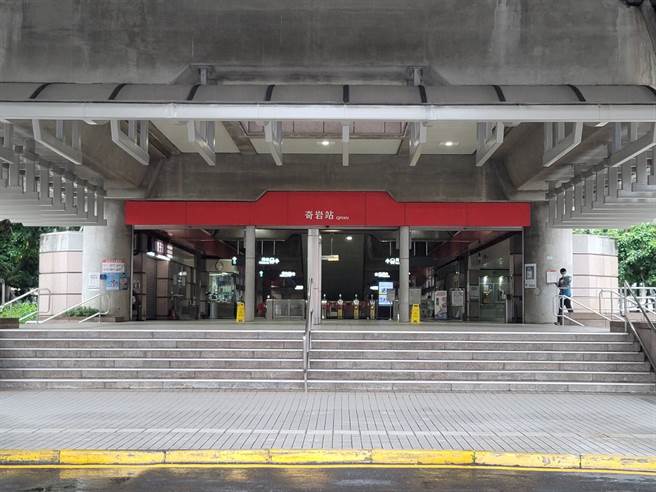 另有网友表示，也曾遇过「借钱哥」在奇岩站附近买早餐。（照片/游定刚 拍摄）
