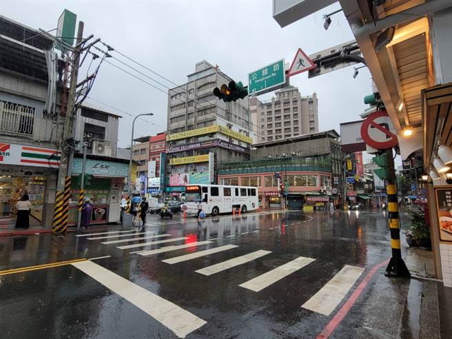 「借钱哥」频繁出没在北投地区，专挑落单女子上前攀谈。（照片/游定刚 拍摄）