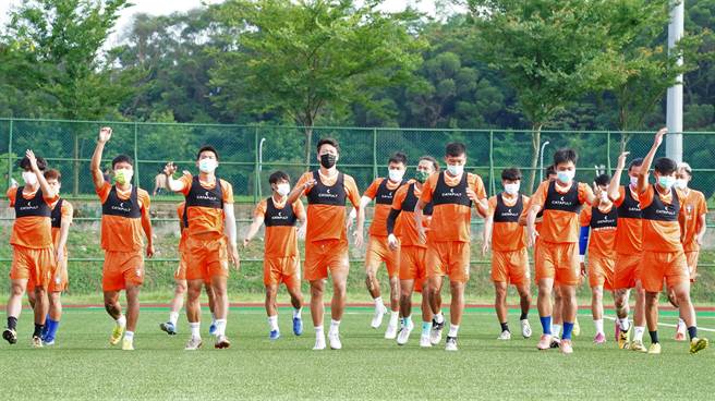 中华男足在疫情笼罩下，採泡泡模式、戴口罩集训备战，29日启程出征科威特。（中华足协提供）