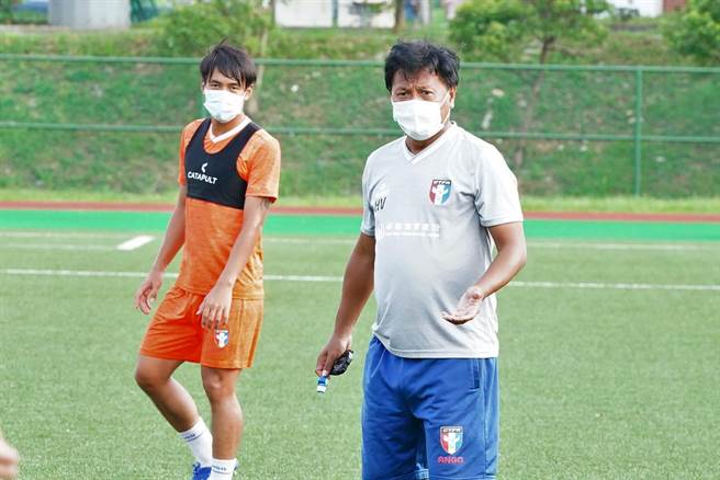 中华男足总教练王家中（右）。（中华足协提供）