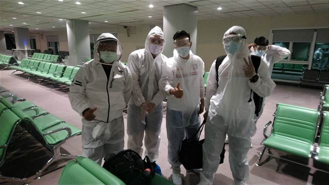 中华男足均已接重心新冠疫苗，并全员穿着护目镜、防护衣搭机，飞往科威特参加世足资格赛。（中华足协提供）