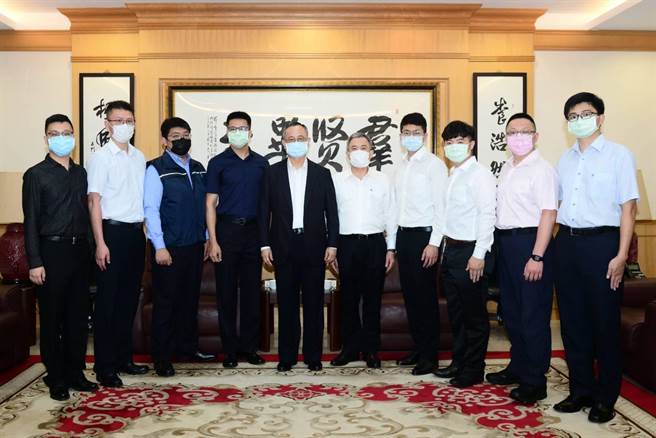 警政署长陈家钦到刑事局慰勉简翊璇(左四)等破案有功人员。(翻摄照片／林郁平台北传真）