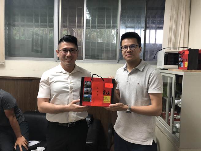 刑事局侦查员简翊璇(右)侦破多件重大刑案，队长林书楷(左)代表致赠破案茶。(翻摄照片／林郁平台北传真）