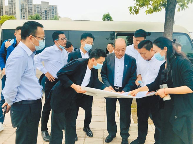 疫情下的两岸交流活动，以在大陆生活的台湾人为主体。图为5月24日至28日在四川、重庆举行的「台企西部行」，台商考察内江台商工业园。（摘自四川省台办微信）