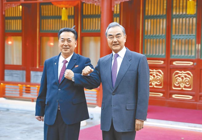 中国国务委员兼外长王毅（右）也在27日香港通过立法后，应约与英国首席大臣兼外交发展大臣拉布通电话，阐述涉港问题中方原则立场，强调在香港所做一切，都是为了确保中国基本国策「一国两制」行稳致远，完善香港选制。（新华社）