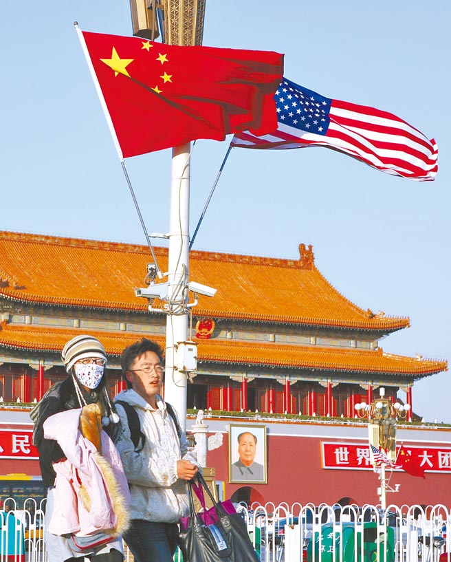 美國聯邦眾議員28日提出一項立法法案，禁止贊助或與北京冬奧有業務往來的企業，向聯邦政府銷售產品或服務。圖為先前中美兩國國旗在天安門廣場飄揚。（中新社）