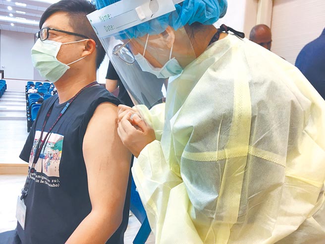 中南部许多县市，面临着疫苗分配不足、医疗量能匮乏，甚至是前线医护人员无法负担的问题；更别提离岛的民眾，一旦发生确诊案例，地方根本没有负压病房，无法处置重症患者。（桃园市卫生局提供／赖佑维桃园传真）