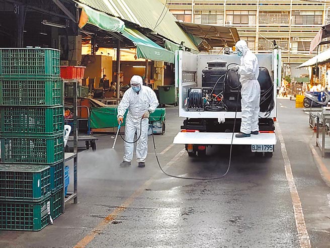 台南市28日新增6例本土新冠肺炎确诊个案，6人分属西港、白河2家庭群聚，南市府昨天针对相关足迹清消。（台南市政府提供／曹婷婷台南传真）